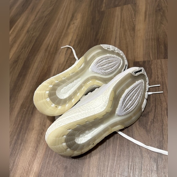 LIKE NEW - Triple White 2021 Adidas Women’s UltraBoost sz 9 - Picture 3 of 3